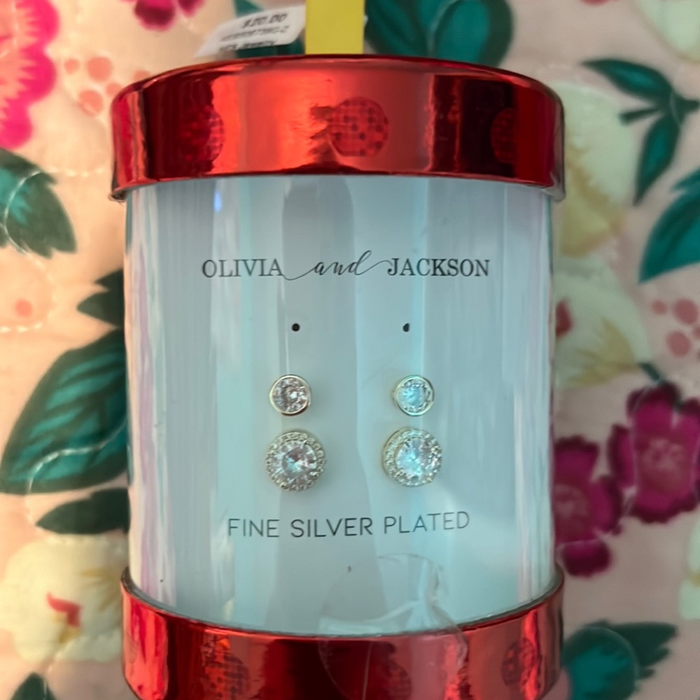 2 pairs of earrings